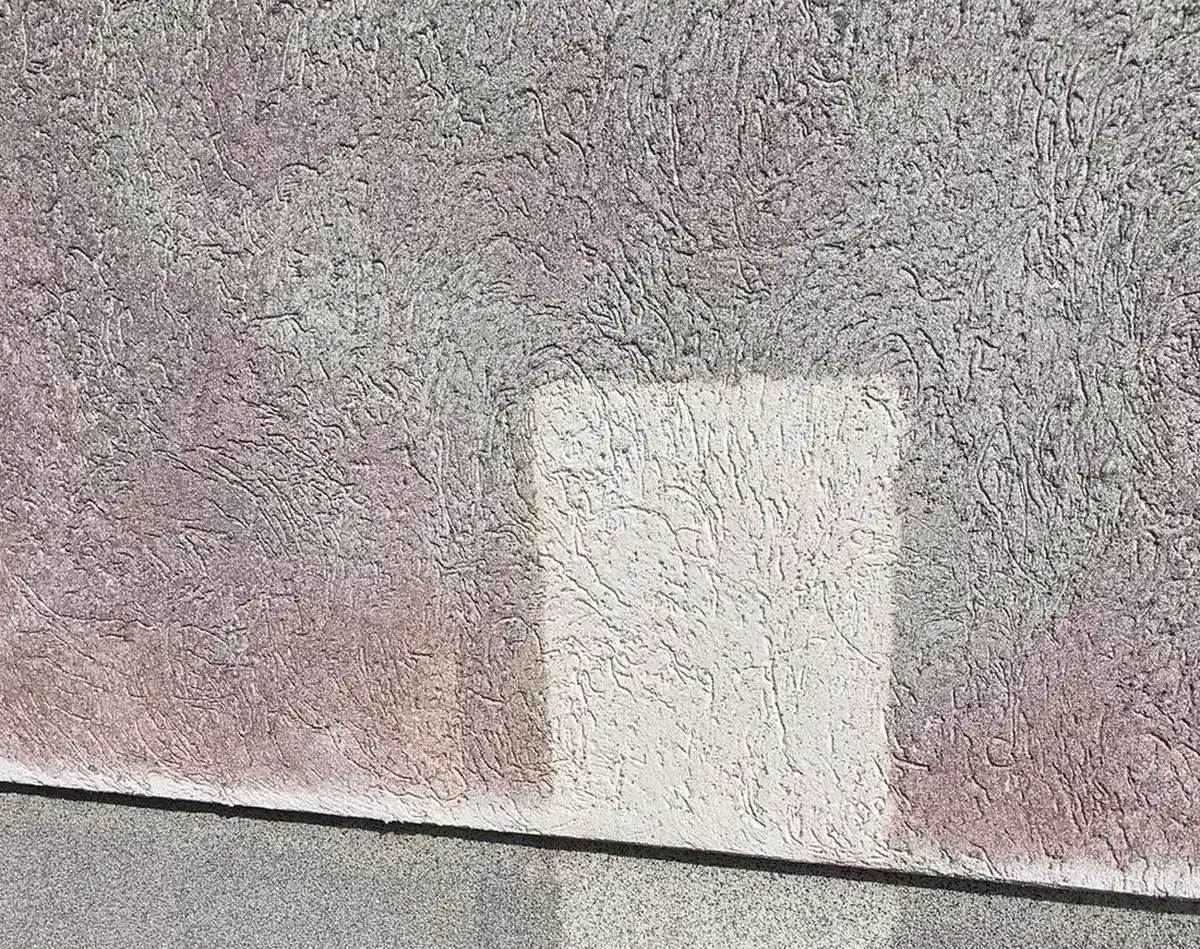 Helle gereinigte Testfläche auf einer verschmutzten Fassade